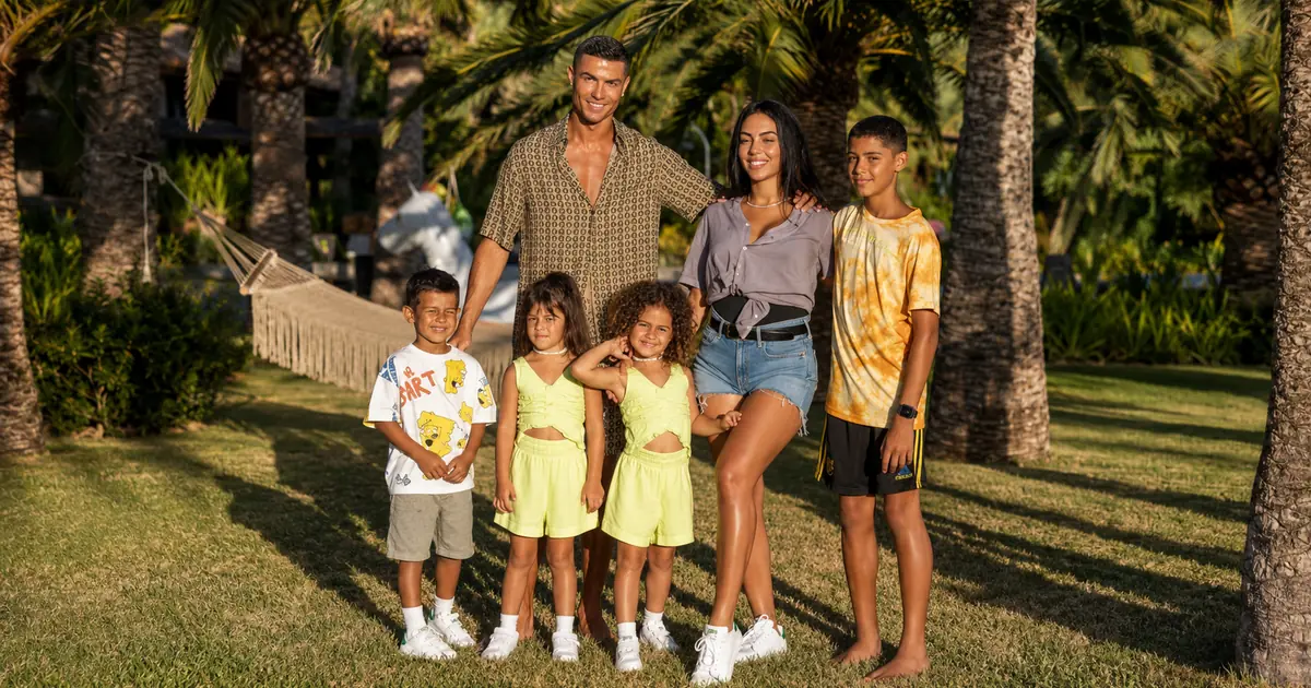 Cristiano Ronaldo’s family posing outdoors with Georgina Rodríguez and four children